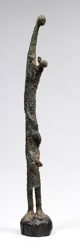 LS6503 Lucas SITHOLE "Mother and child" ("Mother holding a baby"), 1965 - Liquid steel/lead on wiremesh armature on wood base - 108x016x014 cm (img. Wayne Oosthuizen)
