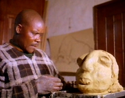 Lucas SITHOLE LS6838 "Washer woman", 1968 - clay - meas. n/a - Lucas SITHOLE applying finishing touches