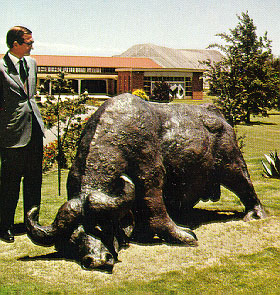 LS7101 Lucas SITHOLE "Wounded Buffalo", 1971 - Bronze 1/1 - approx. 150 cm high