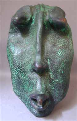 LS9303 Lucas SITHOLE "Head in green" ("a large head"), 1993 - Wood with copper oxide patina - 057x029x039 cm